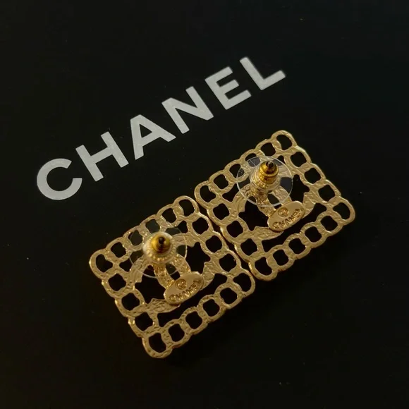 Authentic Chanel Vintage Gold-Pearl Buttons Repurposed CC Logo Chain Earrings - Picture 3 of 3